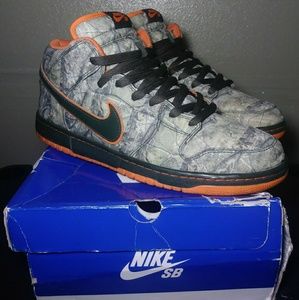 Nike SB Dunk Mid